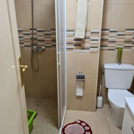 5 Mins From The Beach With Pool Apartment