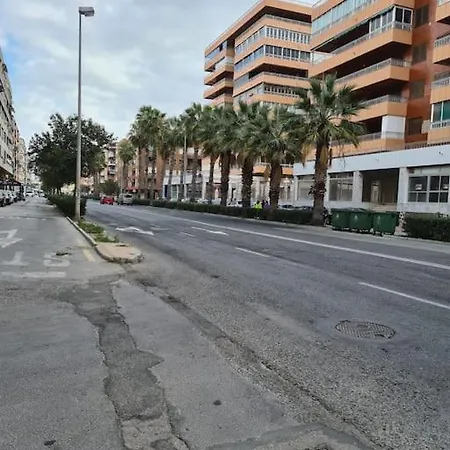 5 Mins From The Beach With Pool Apartment *